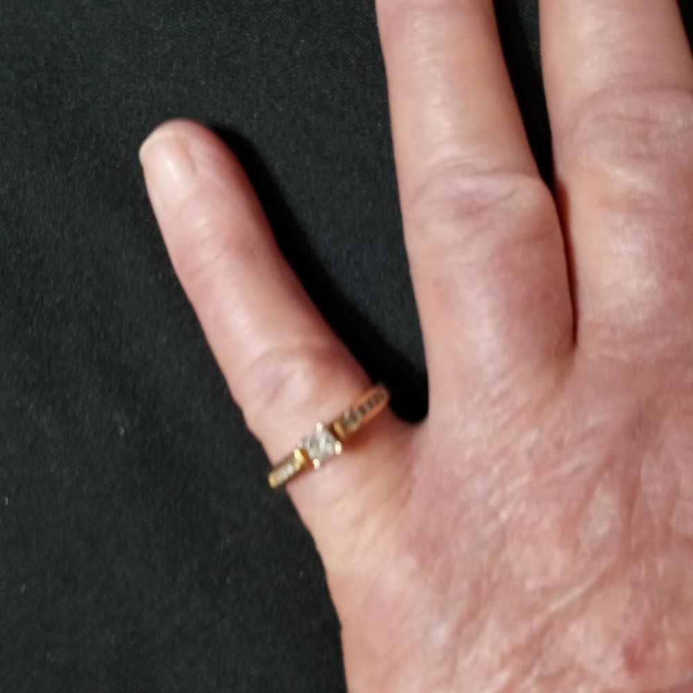 Women's engagement ring